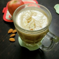 Healthy Apple Smoothie with Dates & Almonds